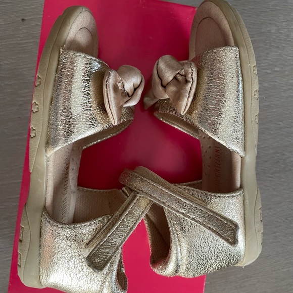 Stuart Weitzman girls toddler sandals size 7 Gold with bow detail - Picture 2 of 6